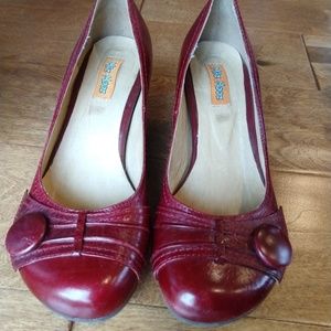 Miz Mooz Trimble Pump in red size 6